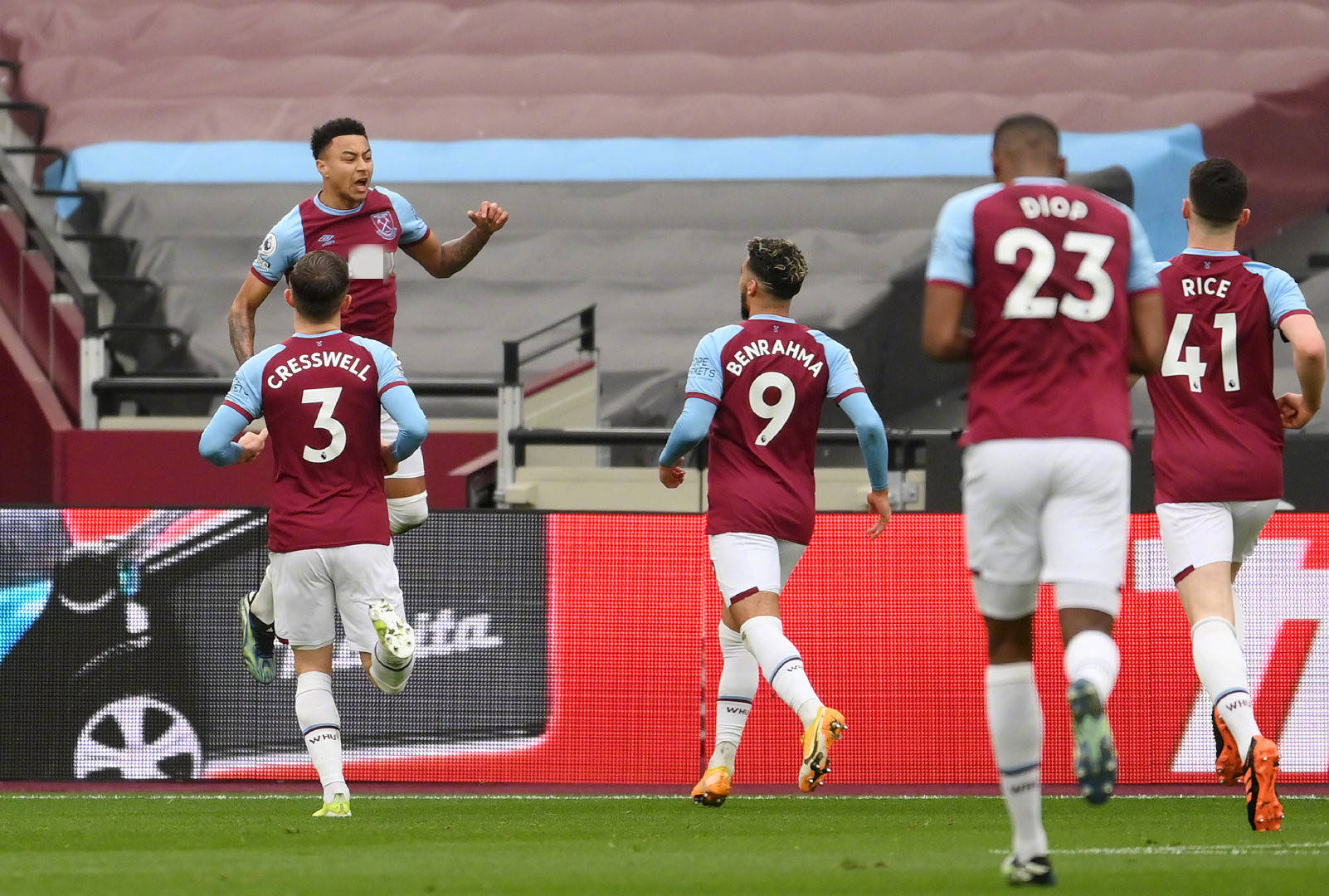 里精心布置 里精心布置